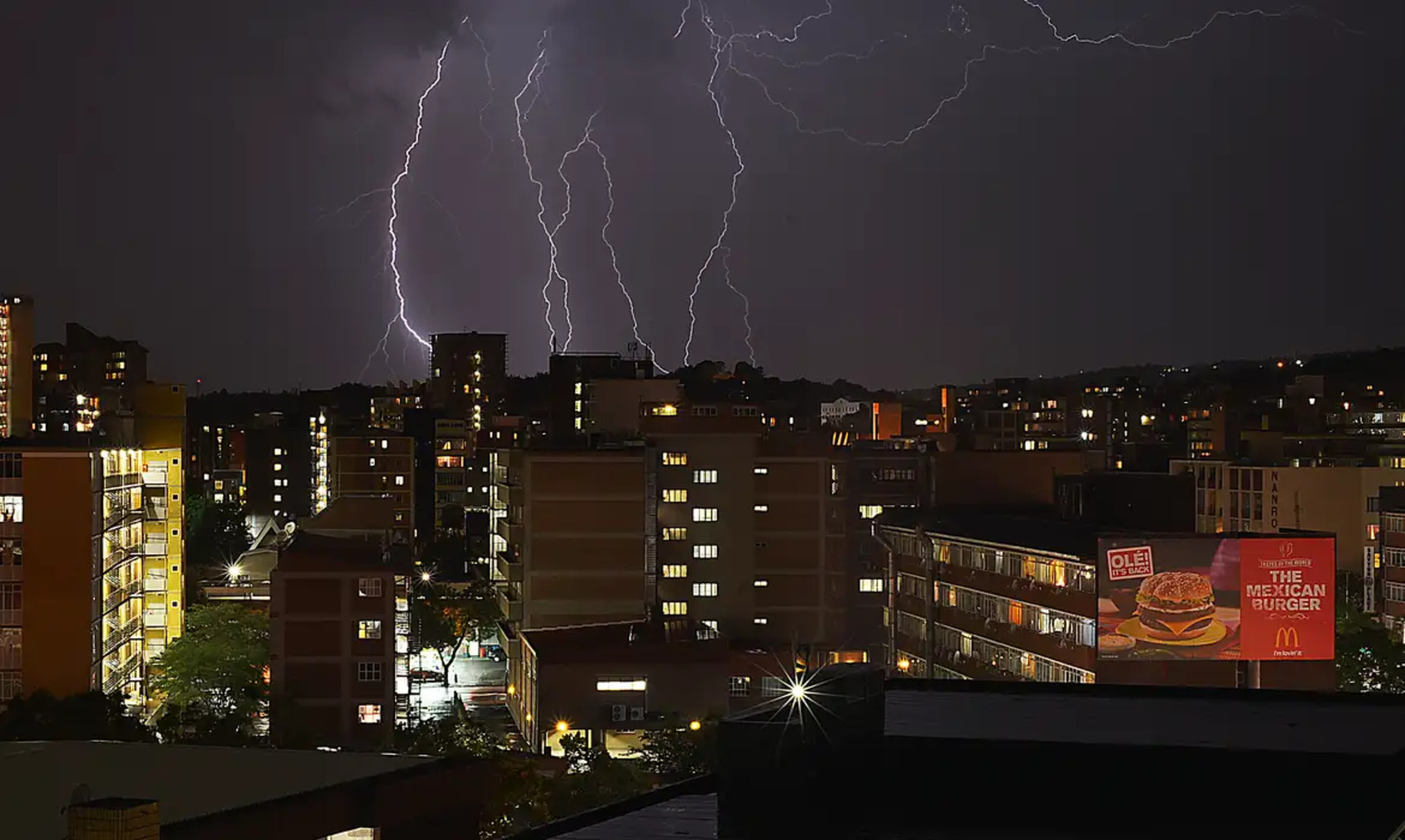 Perigo de tempestade: Inmet emite alerta de chuvas intensas para DF e 10 estados