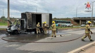 DF: caminhão que transportava equipamentos eletrônicos pega fogo na BR 040