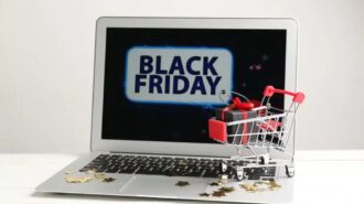 Black Friday 2024 veja os melhores cartões - Foto: New Africa / shutterstock.com