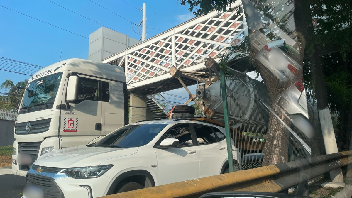 Carreta fica presa debaixo de passarela na Ponta Negra