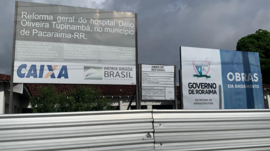 Placa de obras em hospital de Pacaraima Foto: Jackeliny Amazonas / Band Roraima