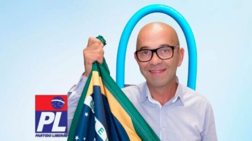 Imagem do Wanderley segurando uma bandeira do Brasil em campanha pelo PL