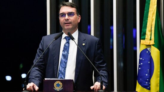 Flávio Bolsonaro afirma que 'pensar em matar alguém não é crime' sobre plano contra autoridades