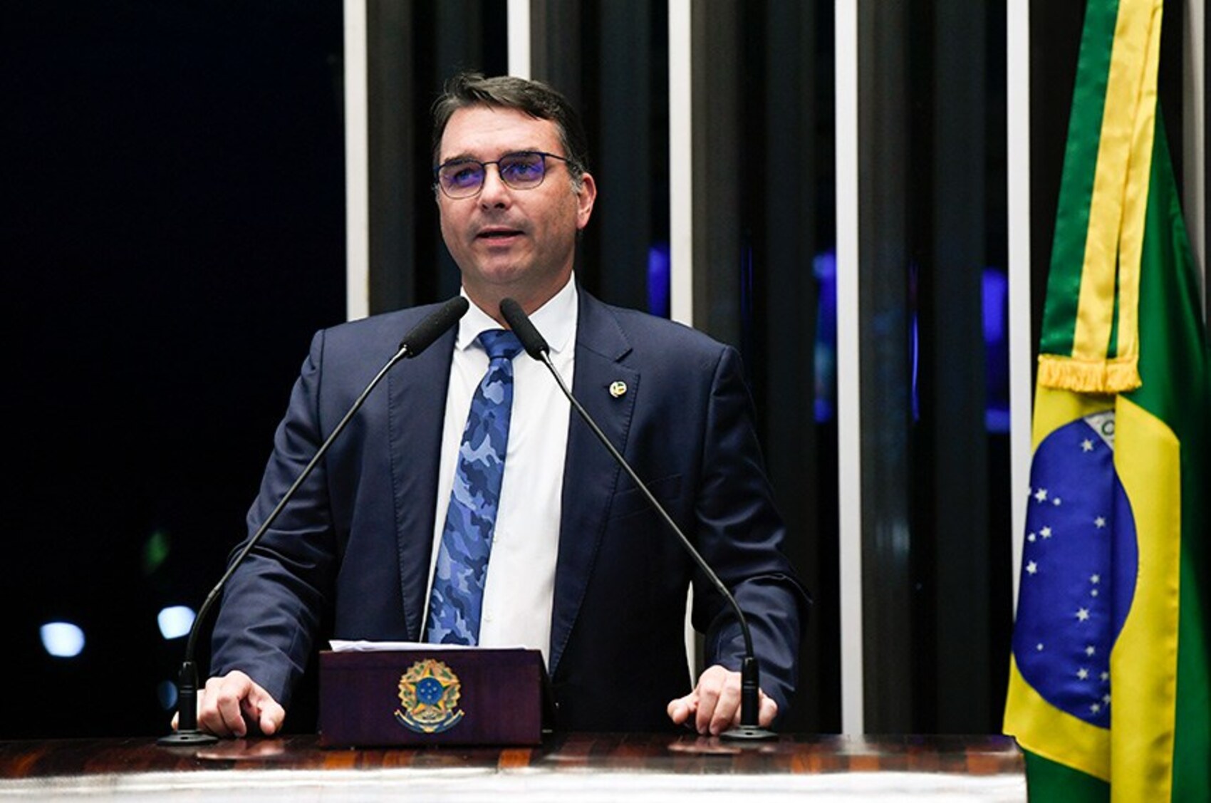 Flávio Bolsonaro afirma que 'pensar em matar alguém não é crime' sobre plano contra autoridades