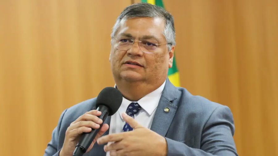 Flávio Dino exige remoção de obras jurídicas por preconceito contra mulheres e homossexuais