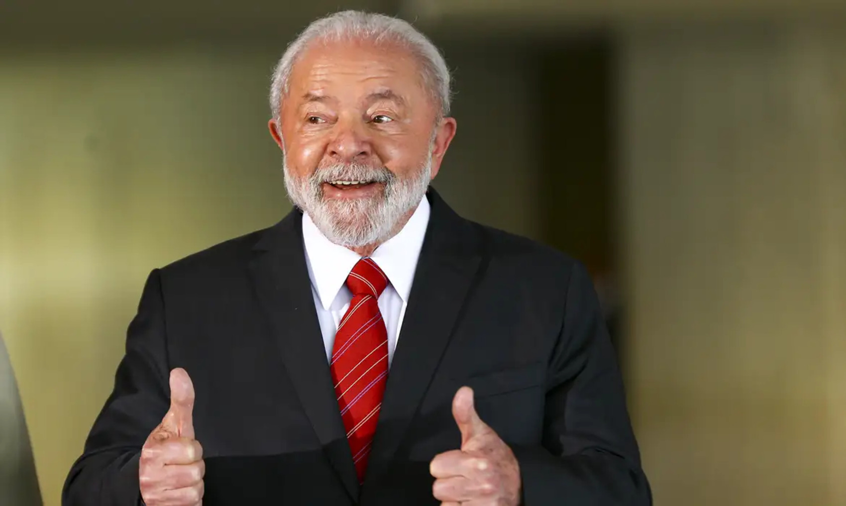 Lula parabeniza Yamandú Orsi, eleito novo presidente do Uruguai