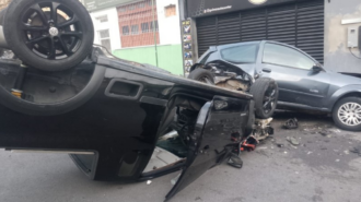 Motorista perde controle, atinge veículos parados