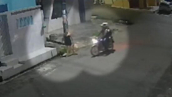 Mulher reage a assalto e luta com suspeitos