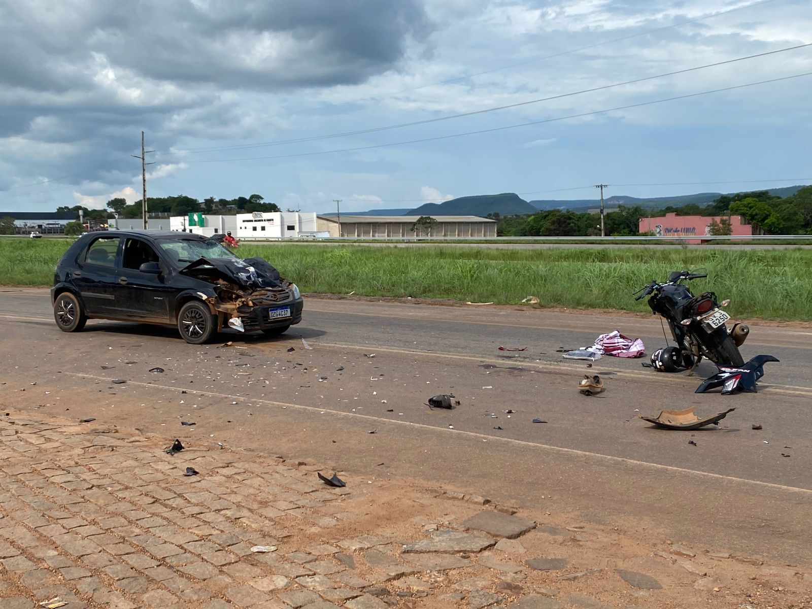 A colisão aconteceu na tarde desta sexta-feira (29), próximo a uma distribuidora de bebidas na marginal - Foto: Gabriel Pinheiro