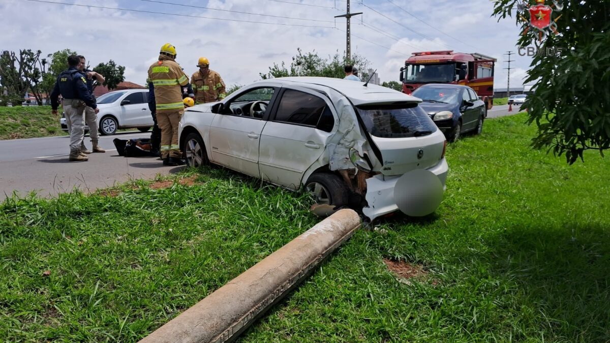 DF: grávida é levada ao hospital após bater o carro contra um poste na BR 060