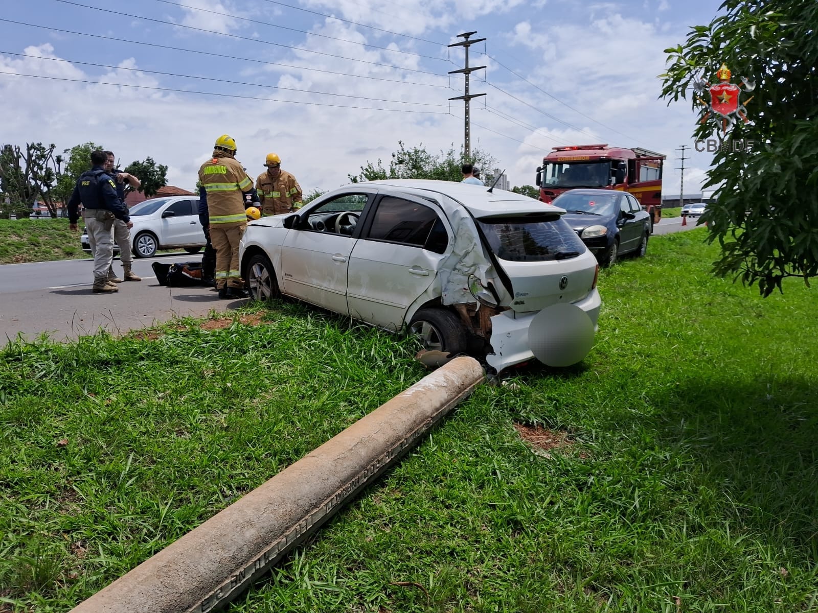 DF: grávida é levada ao hospital após bater o carro contra um poste na BR 060