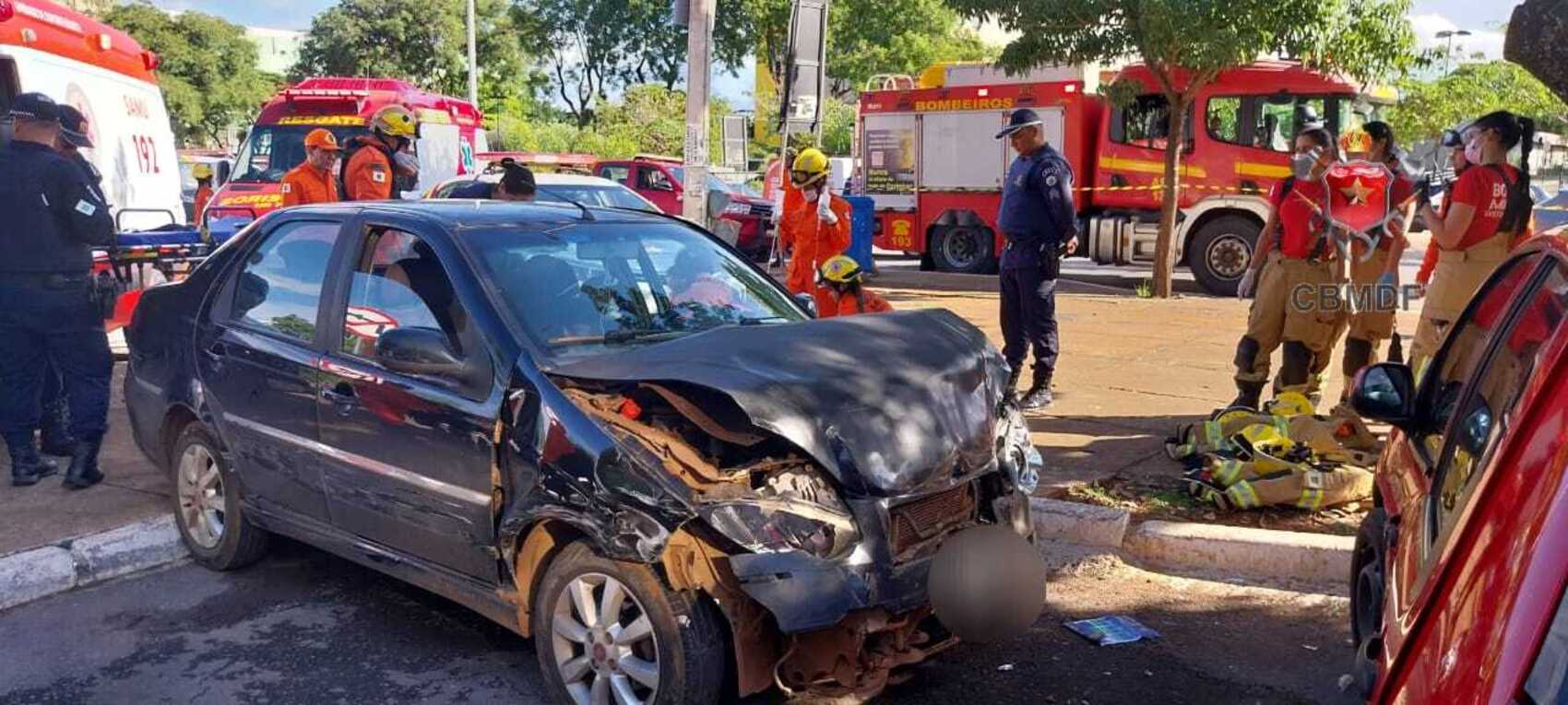 Motorista do DF bate em cinco carros enquanto sofre parada cardíaca