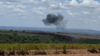 Aviões da Força Aérea colidem durante voo e um deles cai em São Paulo