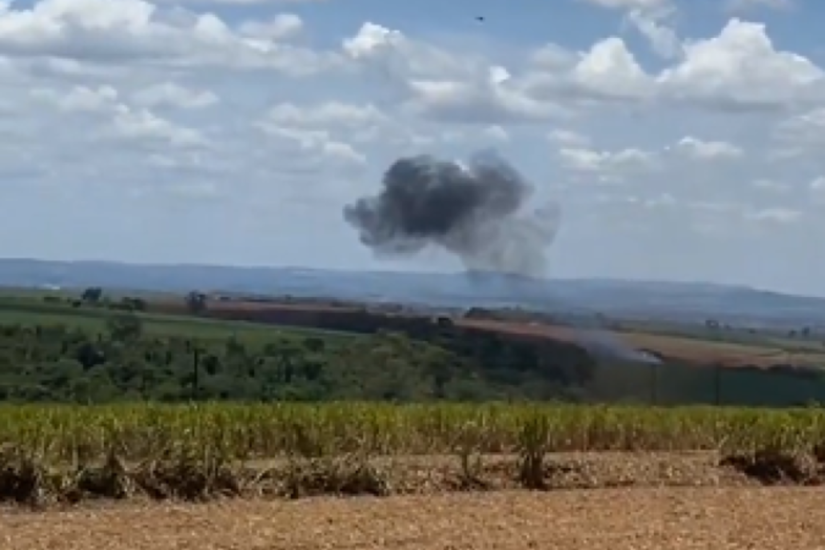 Aviões da Força Aérea colidem durante voo e um deles cai em São Paulo