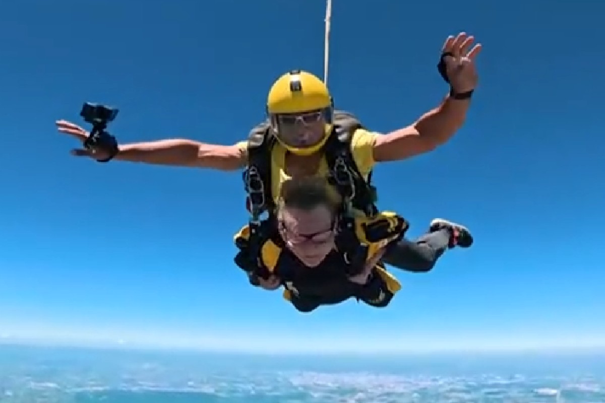 90 anos de coragem: avó encara salto de paraquedas como presente de aniversário. Foto: Portal R7