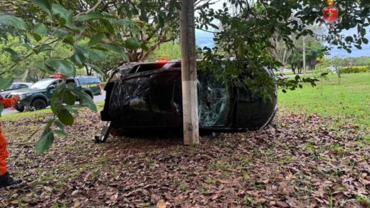 Carro capota, bate contra poste e deixa duas pessoas feridas no DF