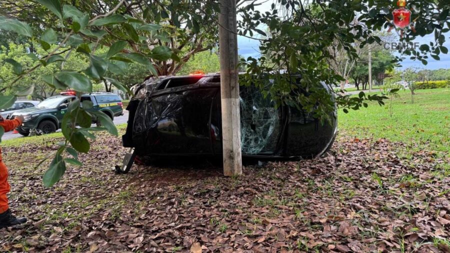 Carro capota, bate contra poste e deixa duas pessoas feridas no DF