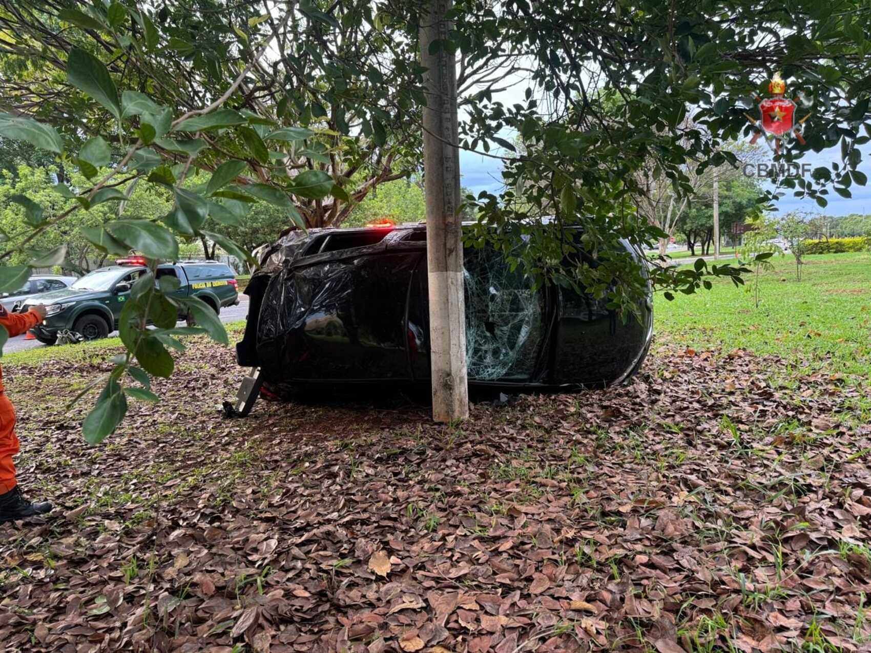 Carro capota, bate contra poste e deixa duas pessoas feridas no DF