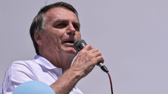 Bolsonaro disse que não adianta se colocar contra a proposta de redução de jornada porque a maioria da população não vai entender - Foto: DOUGLAS MAGNO/AFP