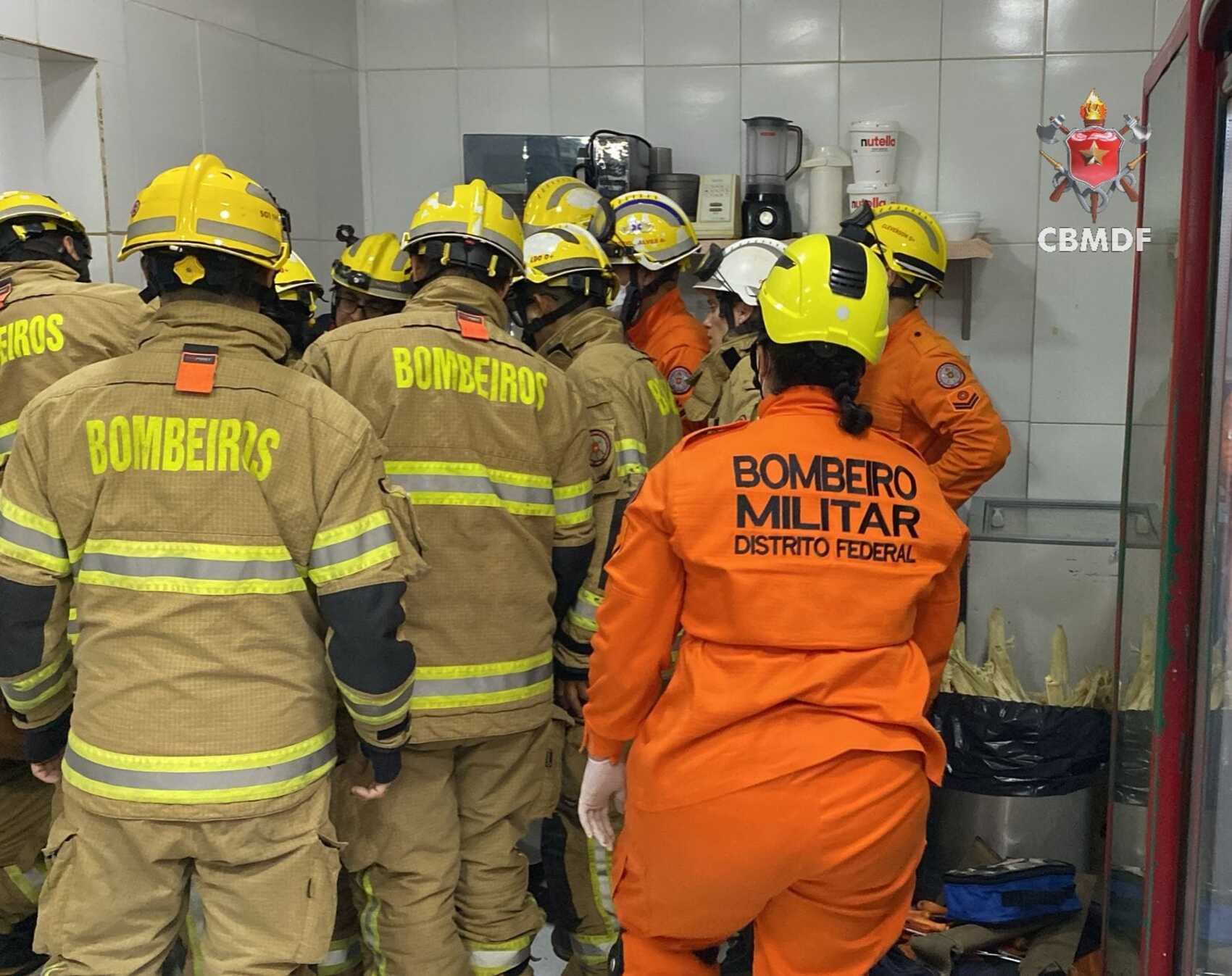 Trabalhador tem mão prensada em máquina de moer cana em pastelaria do DF