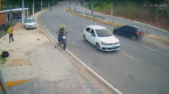 carro invade contramão no Rapidão