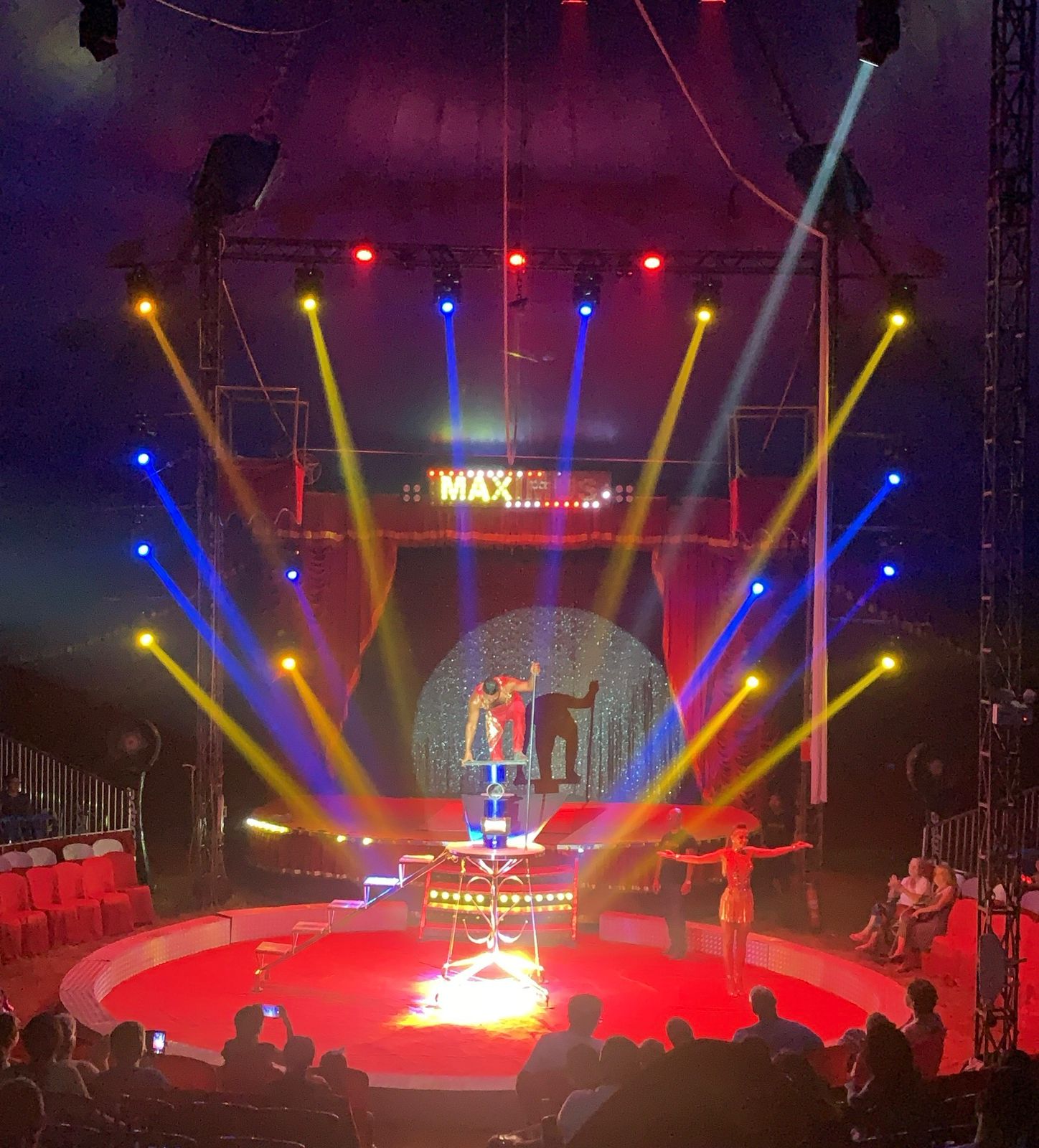 Circo conta com apresentações de palhaços, globo da morte e muito mais - Foto: Divulgação/Circurs super star