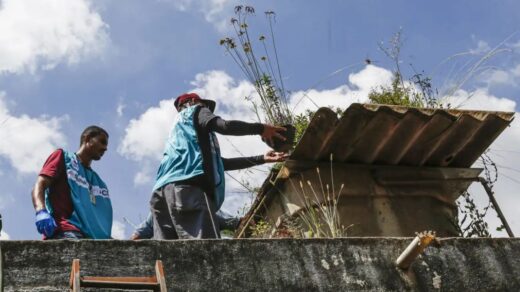 Vacina contra a doença está disponível para quem tem de 10 a 14 anos - Foto: Paulo Pinto/Agência Brasil