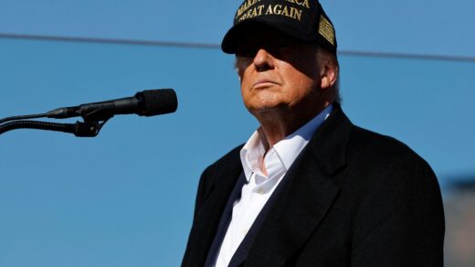 Donald Trump durante comício - Foto: CHIP SOMODEVILLA / GETTY IMAGES NORTH AMERICA / Getty Images via AFP