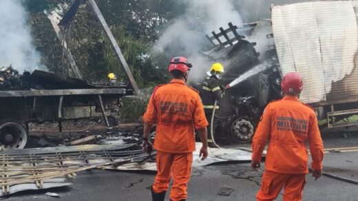 Dois caminhões ficaram completamente destruídos pelas chamas - Foto: Divulgação/CBMTO