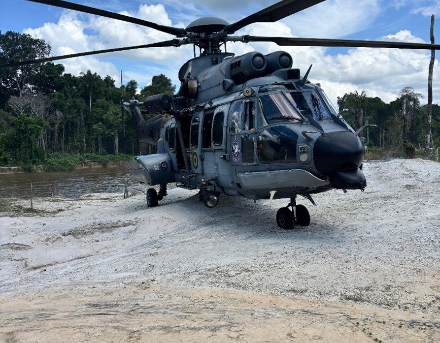 UH-15 Super Cougar, aeronave utilizada na operação contra o garimpo ilegal no rio Uraricoera. Reprodução: Foto/Divulgação