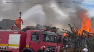 Moradores relataram que o homem teve um 'surto' ao incendiar a casa de madeira em Vilhena - Foto: Reprodução