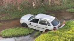 Veículo caiu no córrego Neblina após o atropelamento da idosa que também caiu na água - Foto: Divulgação/DICOM SSP TO