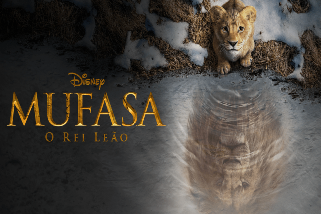 Imagem com o nome do filme Mufasa: O rei leão e ao lado um filhote de leão na margem de um lago e no lago o reflexo desse filhote adulto