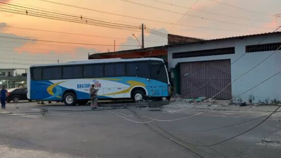 Ônibus desgovernado deixa dois feridos