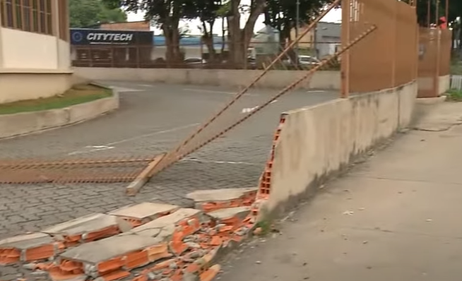 Carro capotou e destruiu muro de igreja - Foto: TV Norte