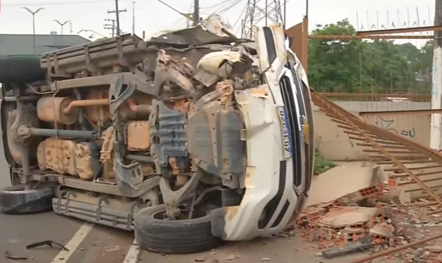 Carro capotou e destruiu muro de igreja - Foto: TV Norte