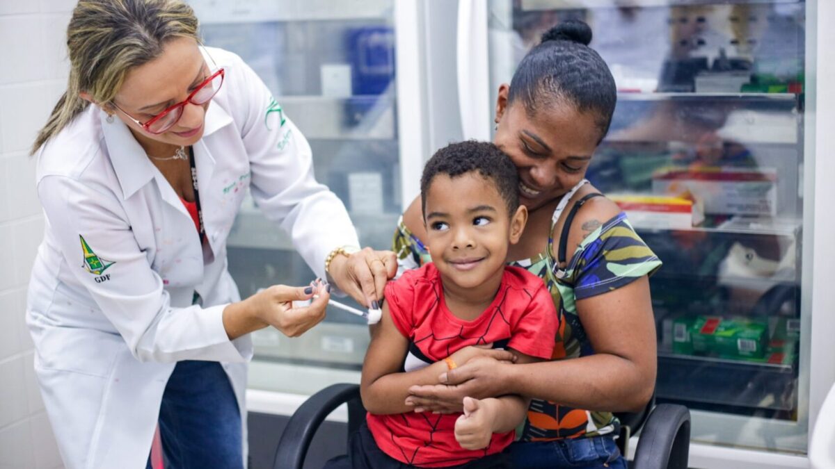 Governo do DF dispara mensagens para lembrar vacinação de crianças e adolescentes