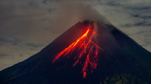 Vulcão entra em erupção na Indonésia - Foto: DEVI RAHMAN/AFP