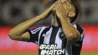 Botafogo domina São Paulo e faz gol no 1º tempo com a mão na taça