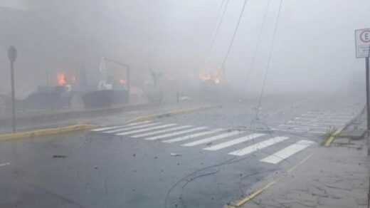 Imagem mostra centro de Gramado com fumaça e destroços após queda de avião