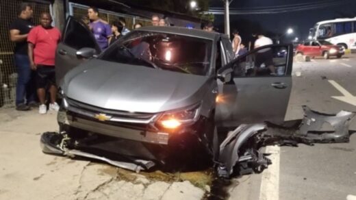 Carro fica destruído após motorista colidir com ‘dente de dragão