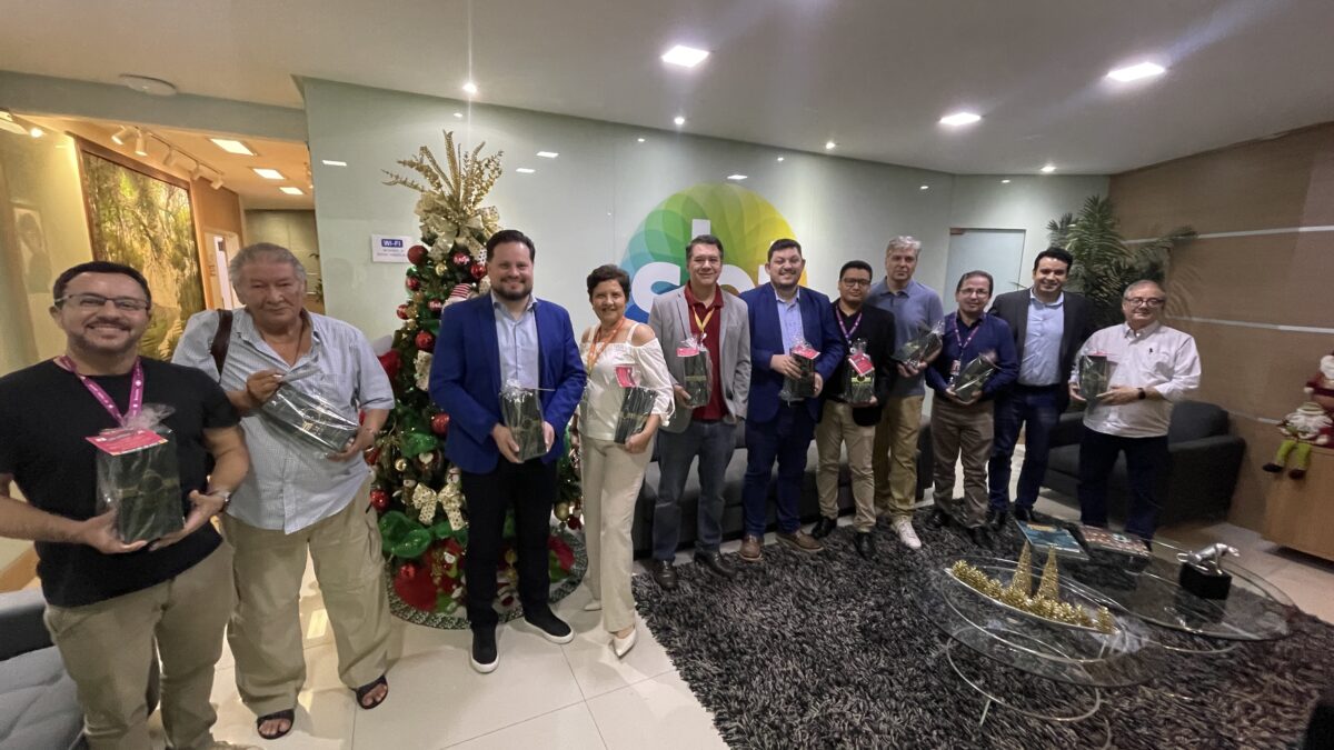 Foto dos diretores do Grupo Norte de Comunicação, todos de pé, na confraternização de fim de ano, em Manaus