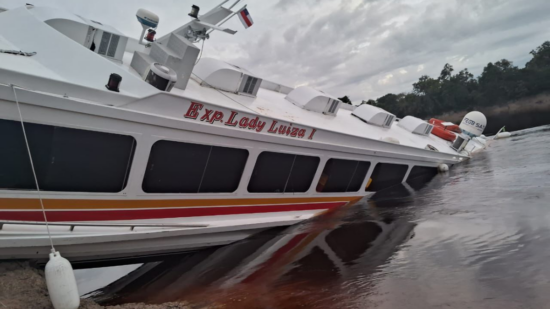 Embarcação colide com barranco no AM