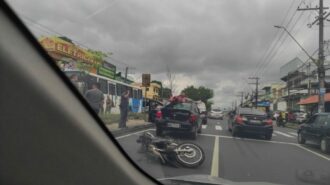 Motociclista para em cima de carro em Manaus