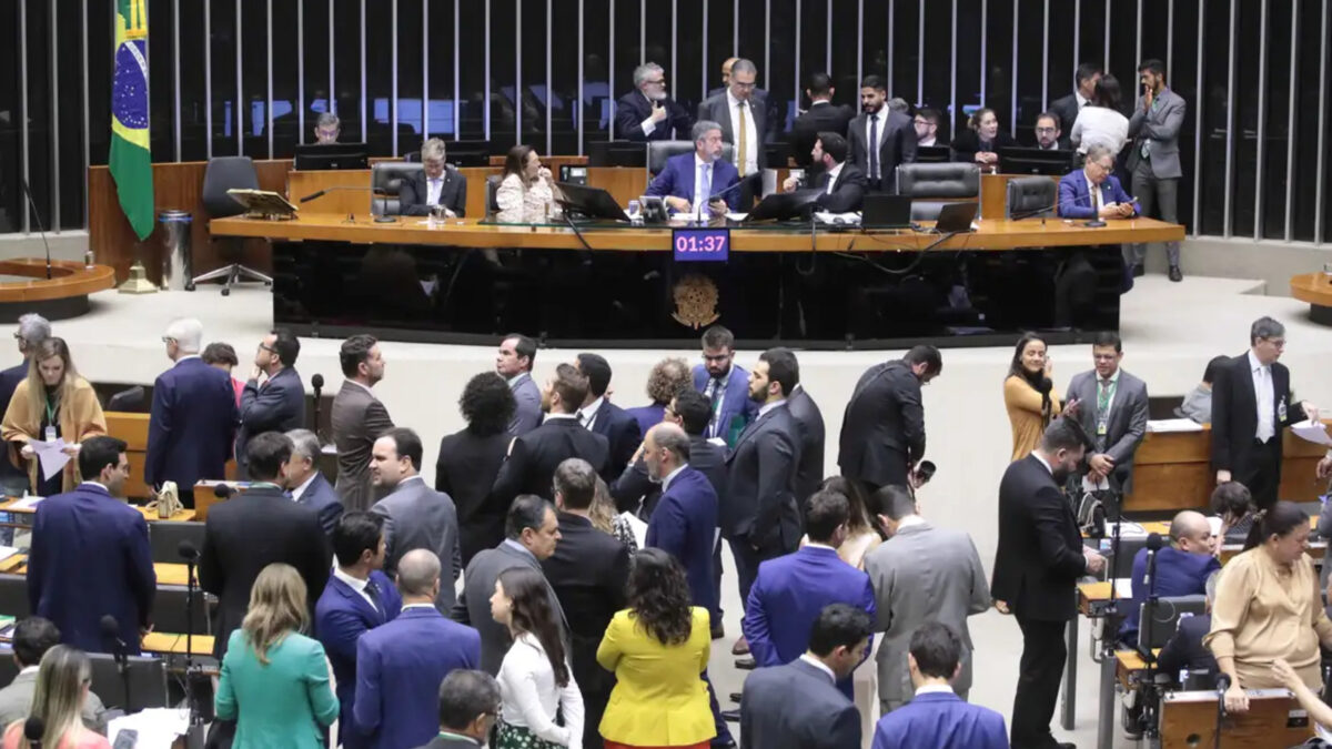 Câmara dos Deputados aprova PEC do corte de gastos; entenda o que muda