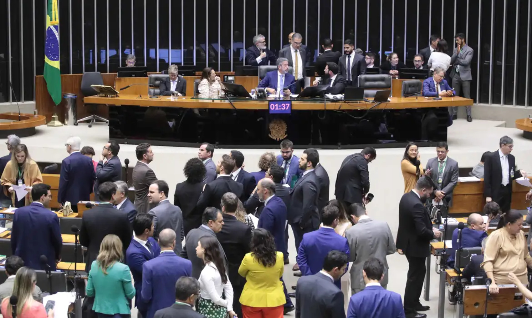 Câmara dos Deputados aprova PEC do corte de gastos; entenda o que muda