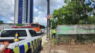 Placas de proibido estacionar são arrancadas na Ponta Negra