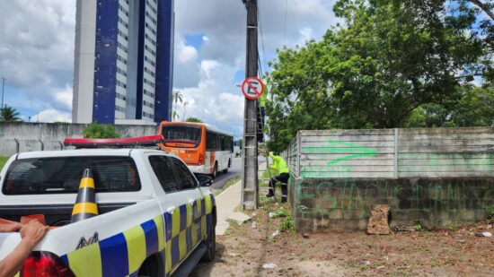 Placas de proibido estacionar são arrancadas na Ponta Negra