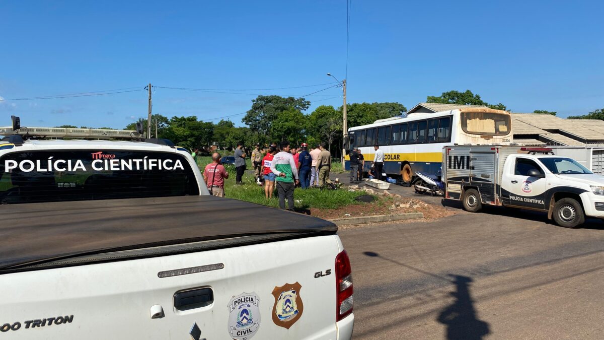 Acidente entre motocicleta e ônibus escolar aconteceu na Avenida B, em Luzimangues - Foto: Elias Viana/TV Norte Tocantins