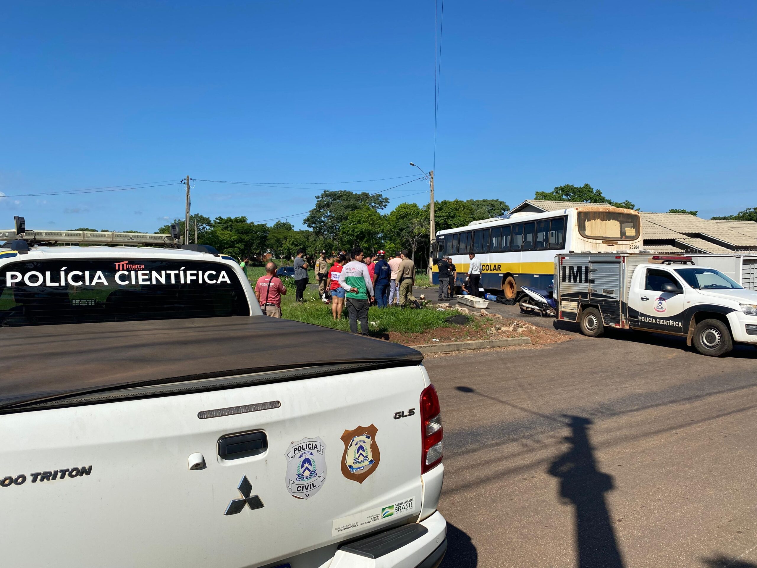 Acidente entre motocicleta e ônibus escolar aconteceu na Avenida B, em Luzimangues - Foto: Elias Viana/TV Norte Tocantins